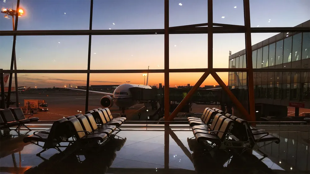 해질녘 공항 대기석
