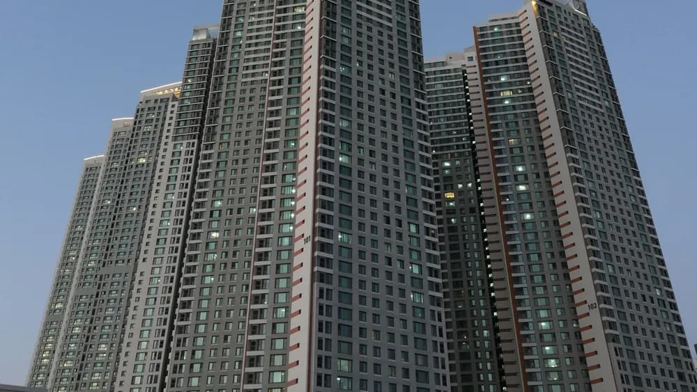 올려다본 고층 아파트