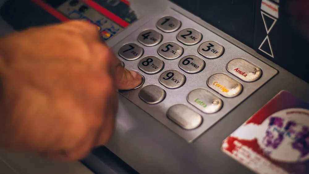 ATM 숫자판을 누르는 손