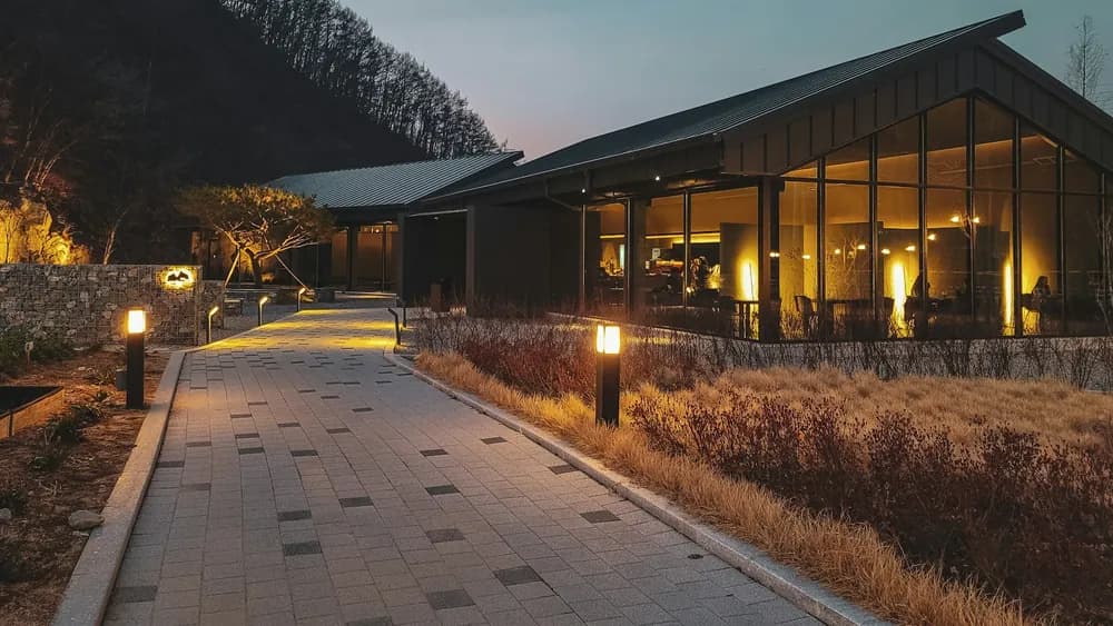 저녁 불빛이 켜진 나무 건물과 길