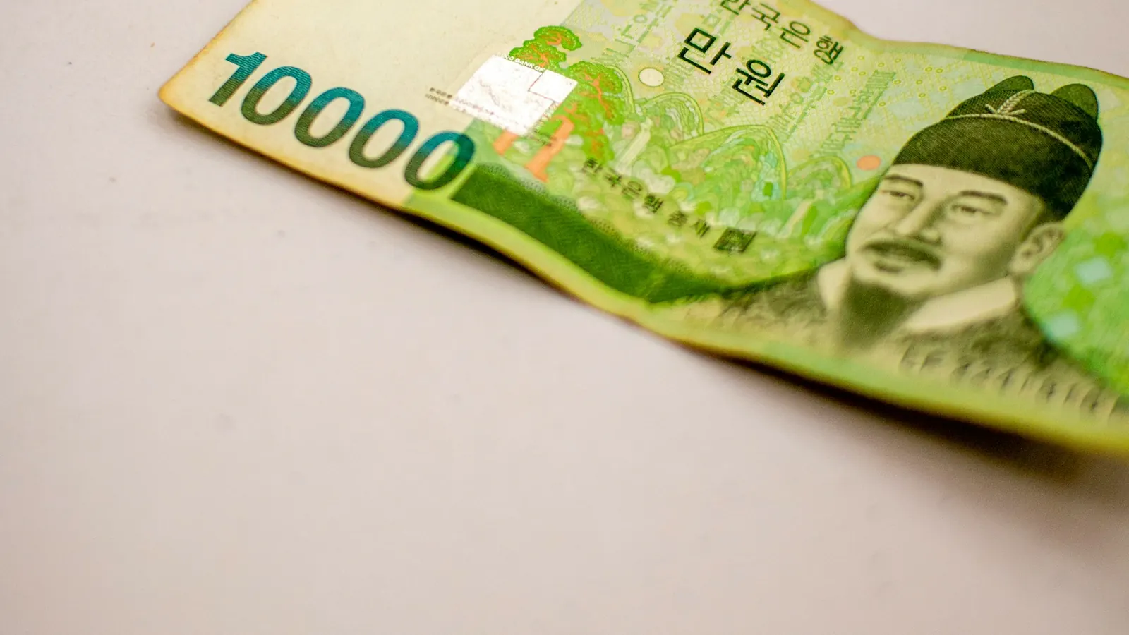 탁자 위에 놓인 만 원권 지폐 한 장