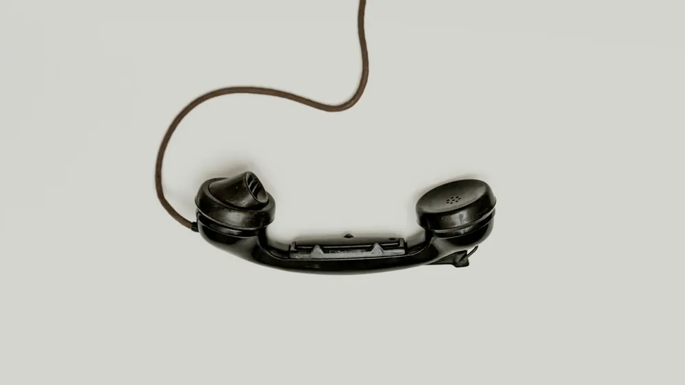흰 바탕 위 전화 수화기