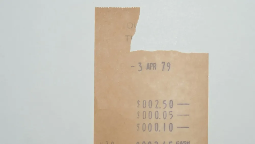 숫자가 적힌 오래된 종이 영수증